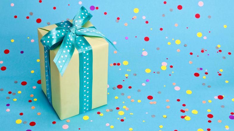Darilo izročite osebno na poslovnem kosilu ali večerji. (Foto: Shutterstock)