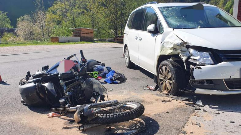 Prometna nesreča, Poljanska dolina, izsiljevanje, hude poškodbe, motor, motorist