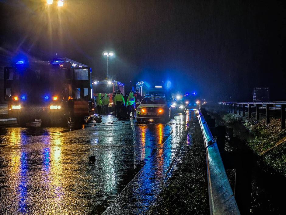 Prometna nesreča na primorski avtocesti, v kateri sta umrli dve osebi | Avtor: Gasilska enota Stara Vrhnika