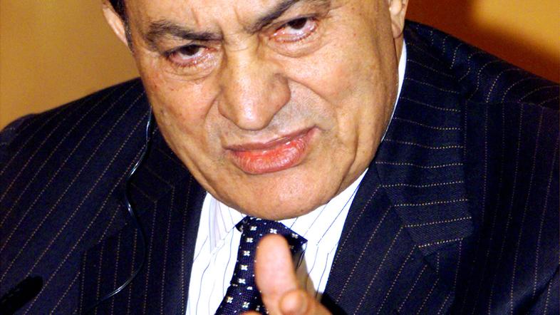 Danes so Hosnija Mubaraka iz Šarm el Šejka prepeljali v vojaški objekt v Kairu. 