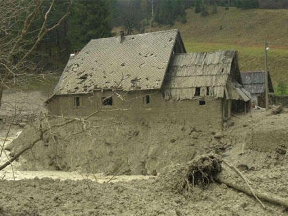 Log pod Mangartom si še danes ni opomogel po katastrofi. (Foto: BOBO)