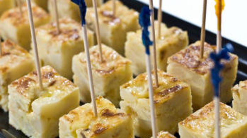 H krompirjevim počitnicam se poda krompirjeva omleta. Otrokom jo lahko razrežete