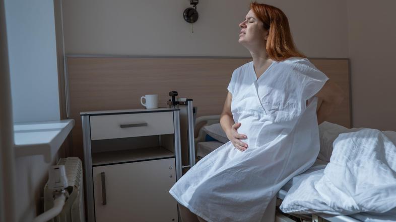 nosečnica v bolnišnični sobi