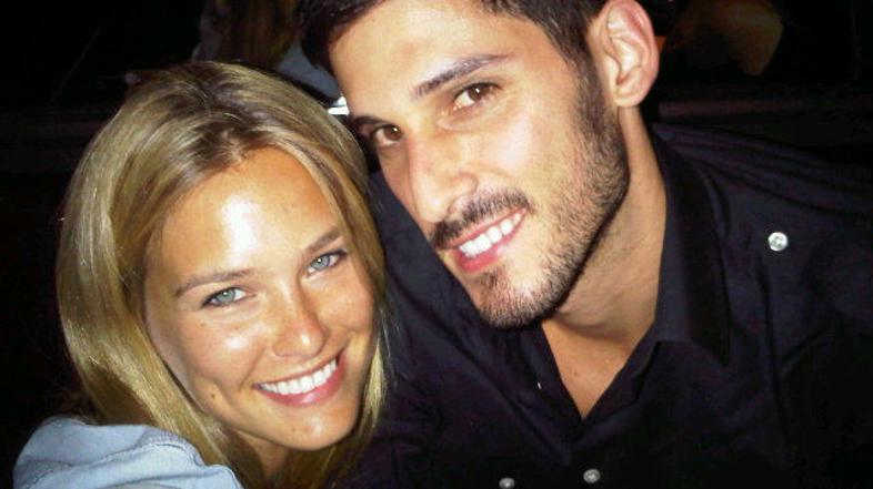 Slika parčka v romantičnem Parizu pred Eifflovim stolpom. (Foto: Twitter)