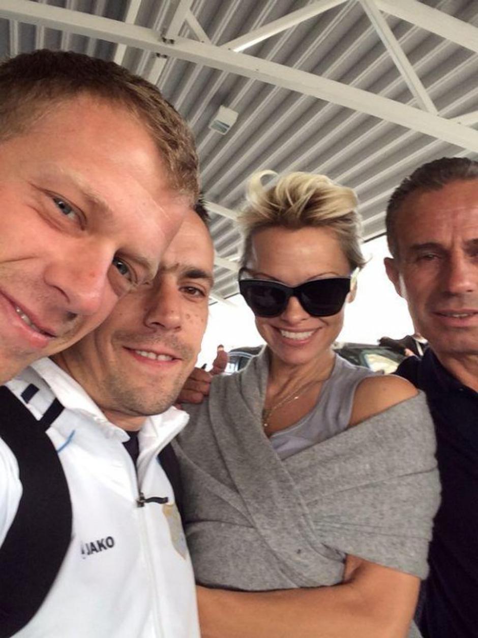 Pamela Anderson HNK Rijeka Vikingu Torshavn | Avtor: Reševalni pas/Twitter