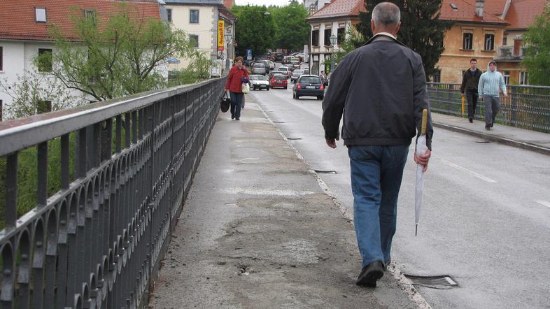 Luknje na od soli načetih betonskih pločnikih Kandijskega mostu že nekaj časa ni