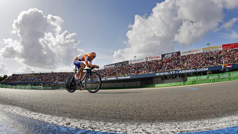 Pieter Weening je brez dvoma sončno razpoložen. Vodi na Giru. (Foto: EPA)