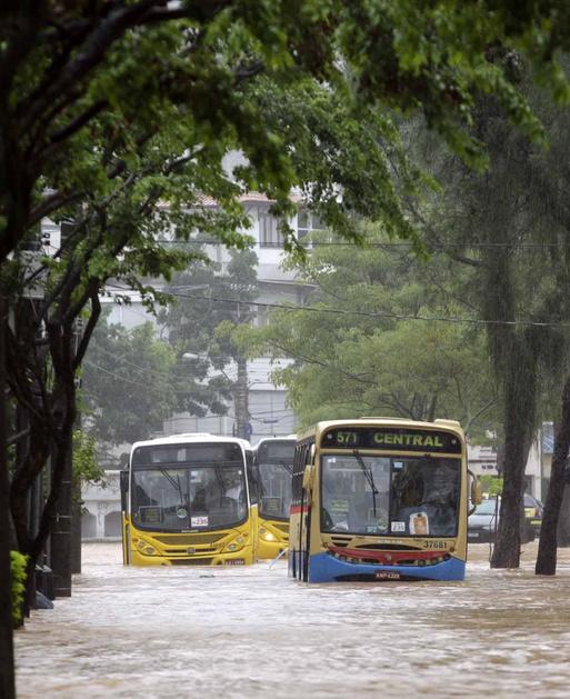 Brazilija, Rio de Janeiro, poplave, deževje, plazovi, avtobus, reka