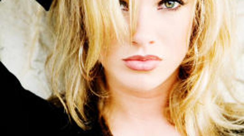 Ali ženske z novo pričesko iščejo srečne trenutke?