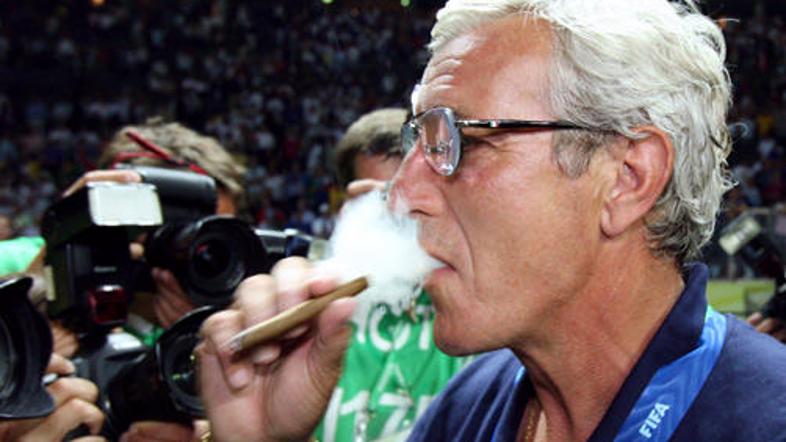 Marcello Lippi je zmago na SP leta 2006 proslavil s cigaro.