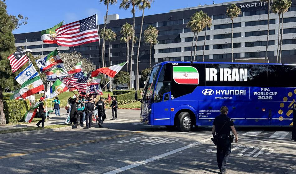 Napet začetek za Iran: Policijsko spremstvo in protesti pred stadionom