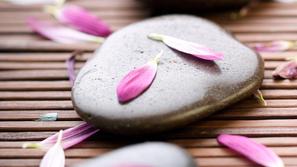 Masažo z vročimi kamni si lahko omislite tudi doma. (Foto: Shutterstock)