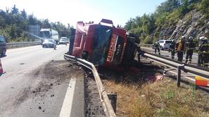 Prevrnjen tovornjak na avtocesti