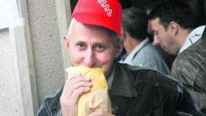 Dokler so Vegradovi delavci stavkali, so za to, da niso bili lačni, vsak dan skr