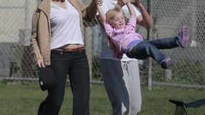 Sandra s 15-letno Chandler in 6-letno Sunny. (Foto: Flynet/JLP)