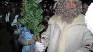 Tako otroci kot tudi njihovi starši so se veselili srečanja z dedkom Mrazom.