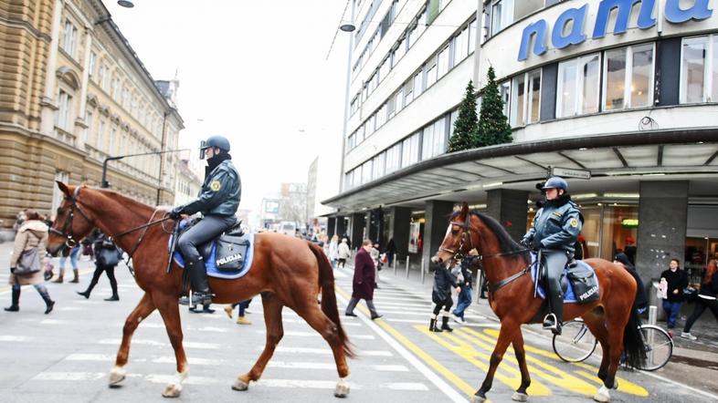 Slovenija 18.12.2012 policija, konj, slovenski policisti na konjih na ulicah Lju