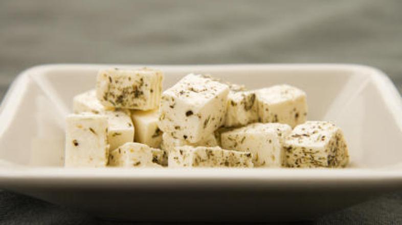 Grčija bi rada, da druge članice EU ne uporabljajo imena za sir ˝feta˝.