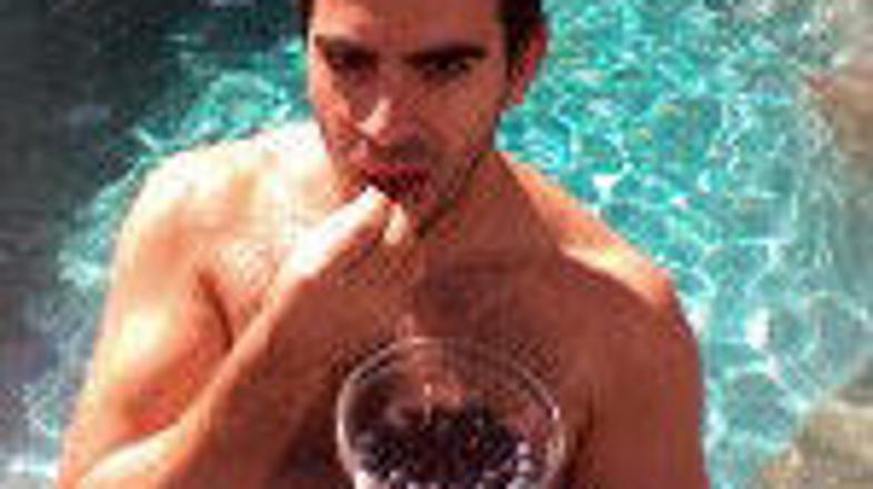 Eli Roth je objavil fotografijo, na kateri oblizuje borovnice.