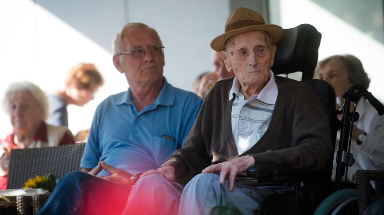 Najsterejši Slovenec Nikolaj Dragoš ob praznovanju 110. rojstnega dne.