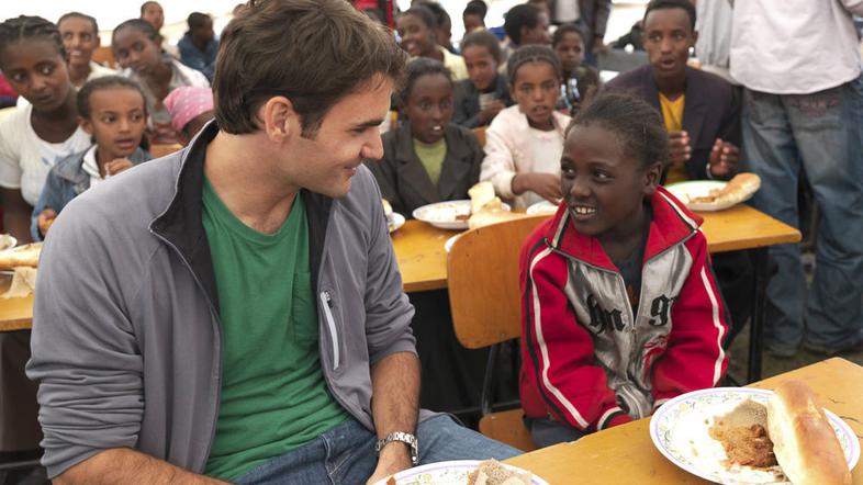 Roger Federer je z otroci jedel tradicionalno etiopijsko hrano. (Foto: Reuters)