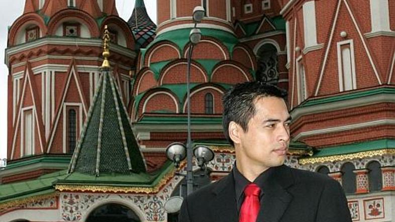 Malezijski zdravnik je poziral v središču Moskve. Trdna tla pod nogami se mu bod