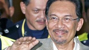Anwar je zaradi obtožb homoseksualnosti že preživel šest let v zaporu.