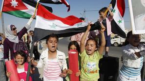 Protestov v Siriji se udeležujejo tudi številni otroci.