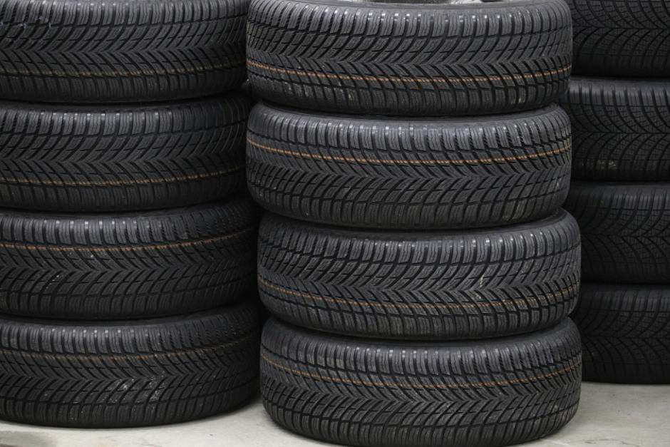 skladovnica gum, avtomobilske gume, avtomobilska guma | Avtor: AMZS