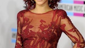 Na videz nedolžna Rihanna si zna popestriti ljubezensko življenje. (Foto: EPA)