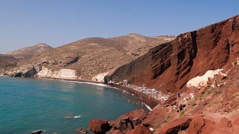 Rdeča plaža na Santoriniju turkiznega morja pač nima.