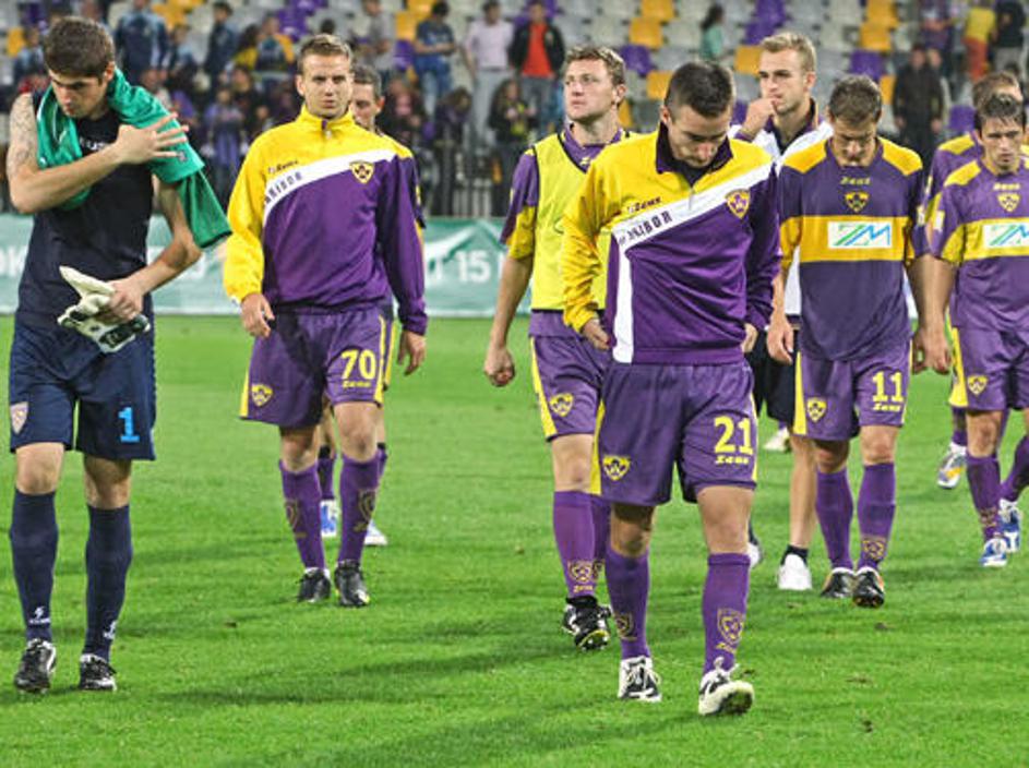 Vijoličasti so zelenico Ljudskega vrta še enkrat več zapustili sklonjenih glav. 