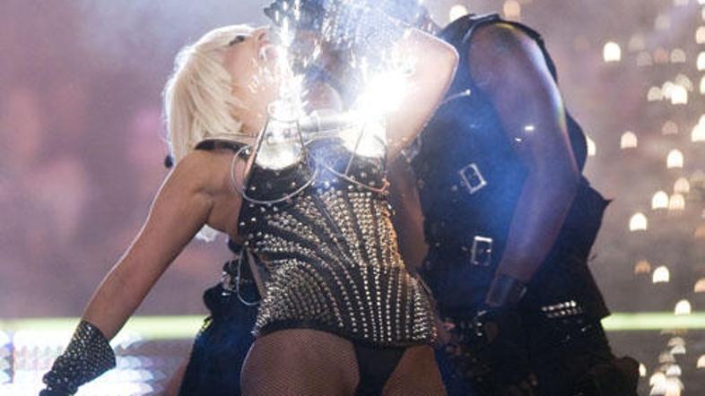 Lady GaGa na turnejah nikakor ni dolgčas.