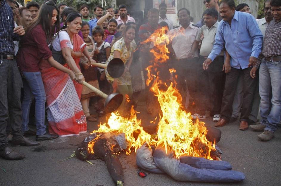 Protesti in svečke zaradi posilstva