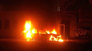 Avtomobil je popolnoma zgorel.