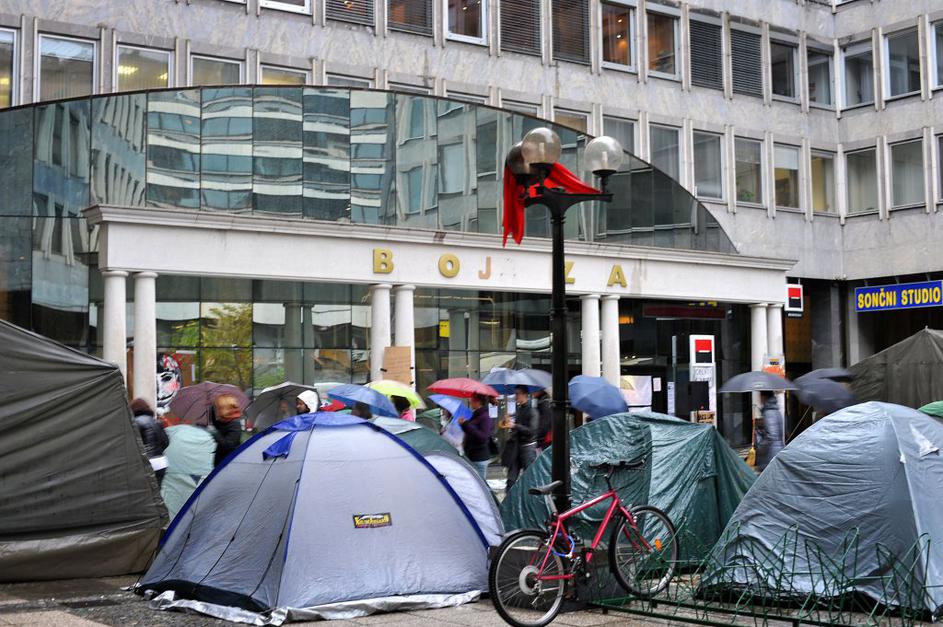 Protestniki pred borzo z novimi šotori kljub slabemu vremenu vztrajajo.