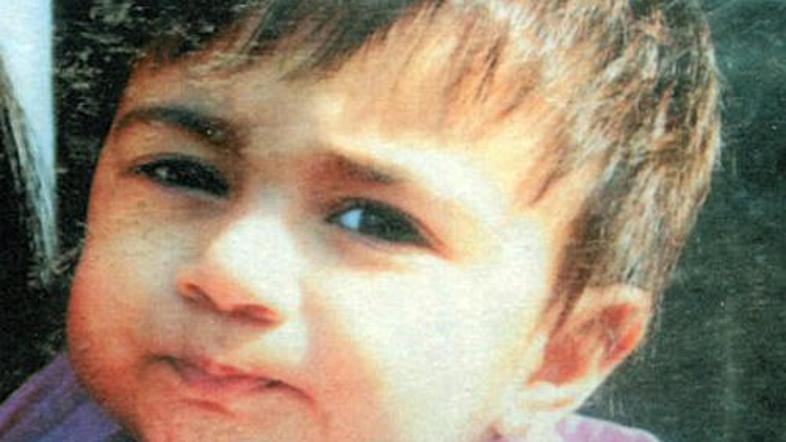 Komaj dveletna Sanam je podlegla hudim poškodbam, ki sta ji jih povzročila njena