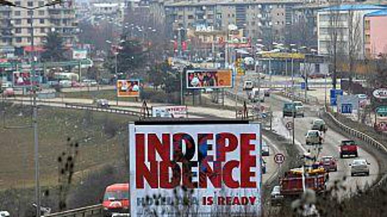 Ves svet zaskrbljeno spremlja osamosvajanje.