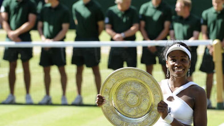 Venus Williams je z izjemno igro premagala mlajšo sestro.