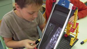 Otroci se recikliranja in varovanja narave naučijo skozi igro. (Foto: Vladimir Z