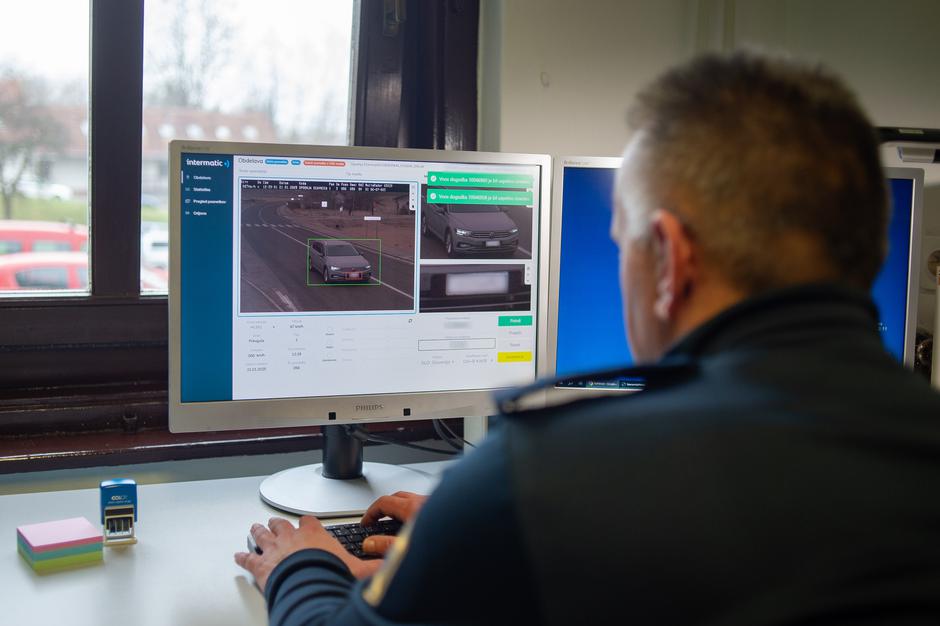 Obisk SENP, specializirana enota za nadzor prometa, obdelava meritev prekoračitve hitrosti z radarjem | Avtor: Anže Petkovšek