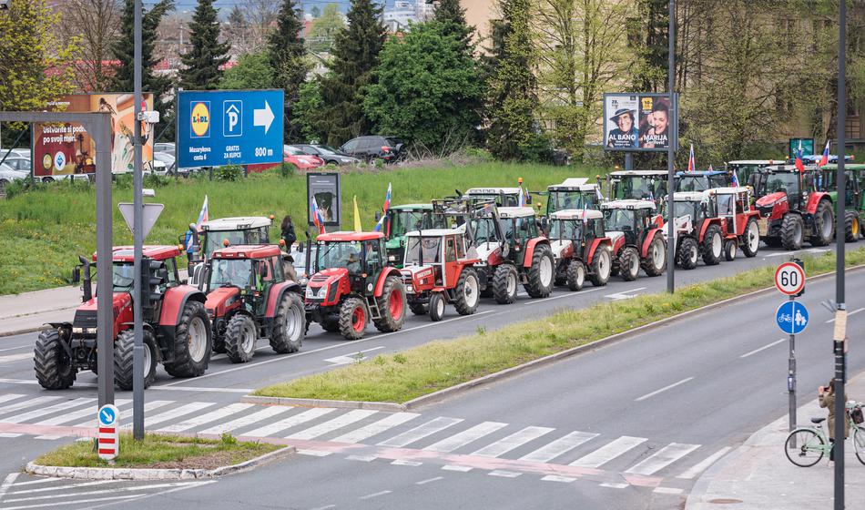 Dovolj jim je: Slovenski kmetje so se odpravili na velik protest v Bruselj