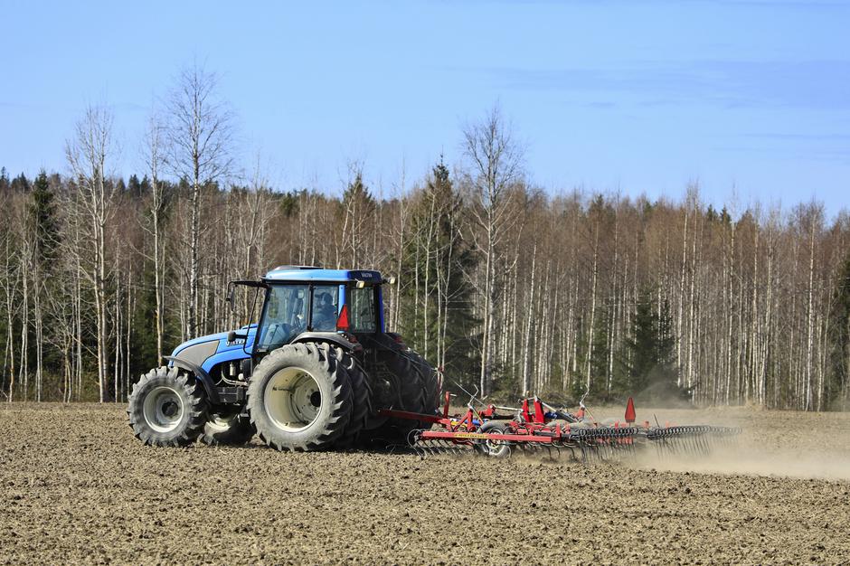 traktor na polju | Avtor: Profimedia