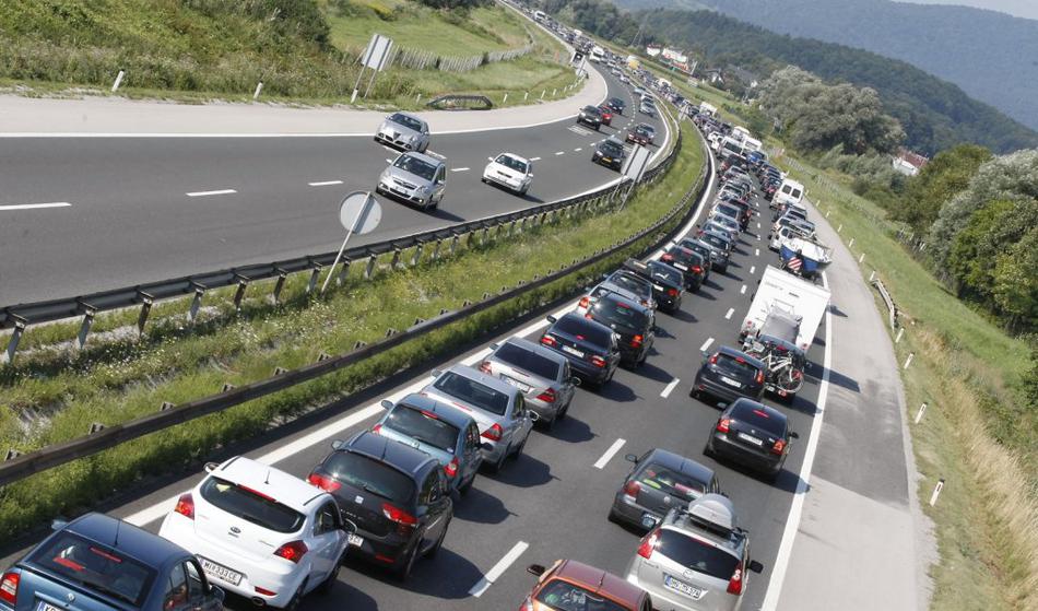 Prometni kolaps: Sliši se neverjetno, na avtocesto zapeljal varnostni avto