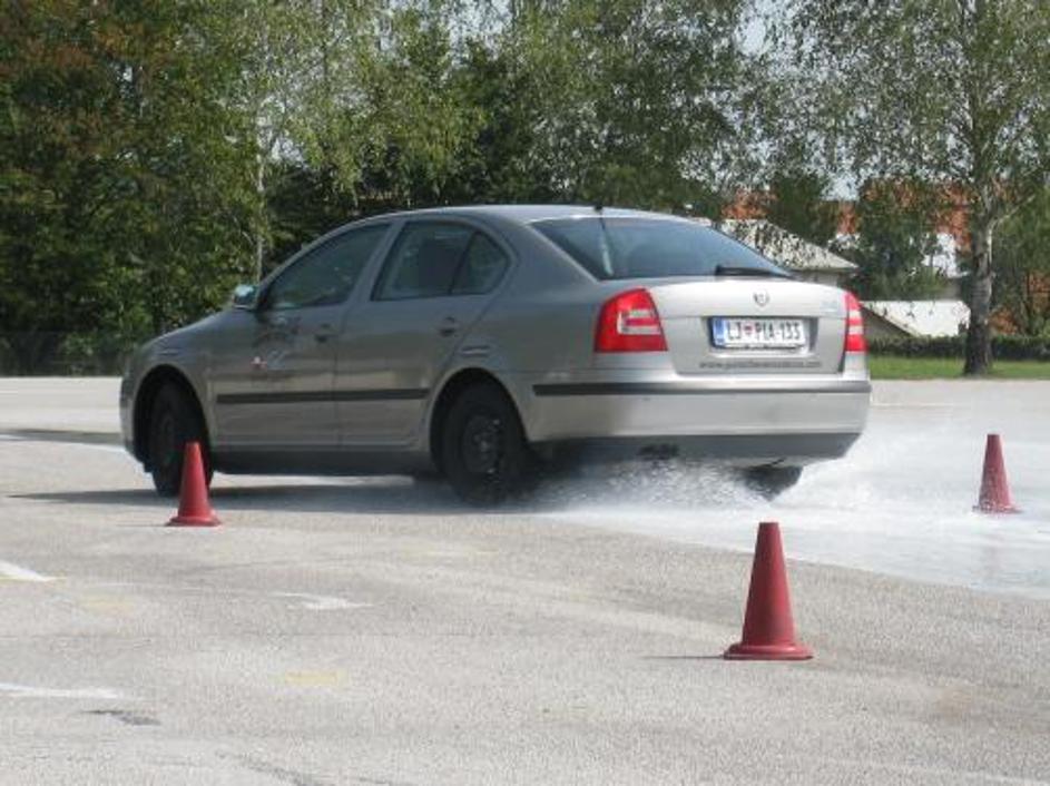 Tečajniki se naučijo oziroma obnovijo pravila za nadzor avtomobila v nepredviden
