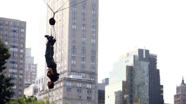 Visenje z glavo navzdol se bo kmalu končalo.