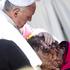 Papež poljubiol bolnika