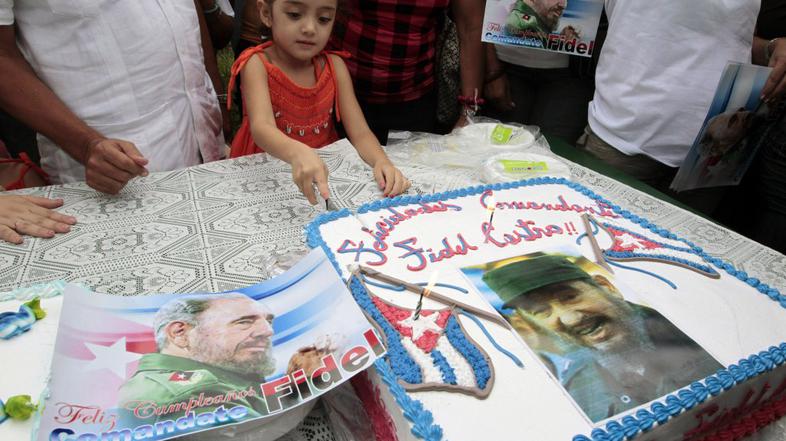 Fidel Castro, 85. rojstni dan, deklica reže torto