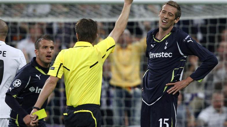 Felix Brych Rafael van der Vaart Peter Crouch rde%C4%8Di karton rdeci izkljucite