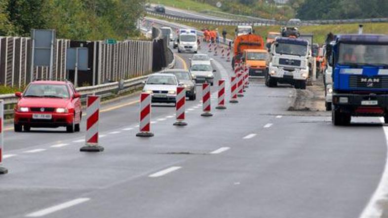 Včeraj zjutraj, ko so se pred zaporo nabirale večkilometrske kolone, so delovni 